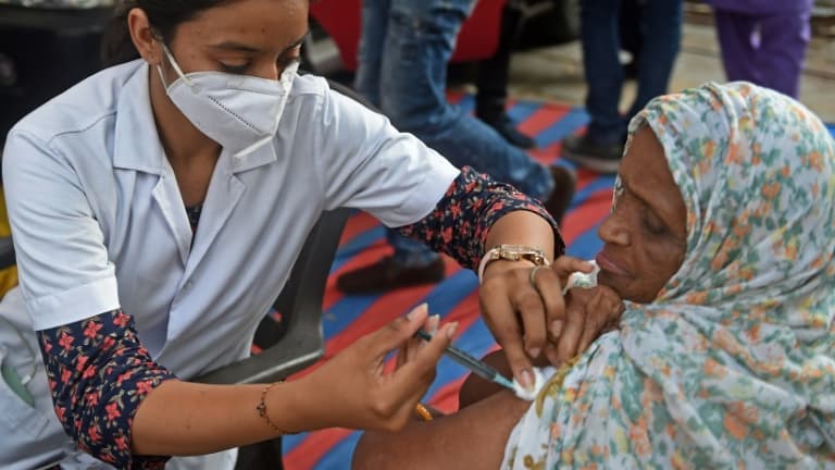 Une femme se fait vacciner contre le coronavirus à Ahmedabad en Inde, le 10 octobre 2021