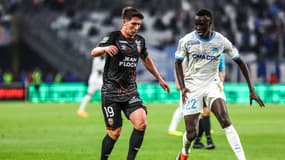 Laurent Abergel au duel avec Pape Gueye, OM-Lorient, lors de la 33e journée de Ligue 1, le 12 mai 2024