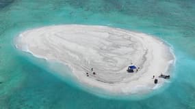 L'îlot de Tiexian, également connu sous son nom anglais Sandy Cay, revendiqué par la Chine et par les Philippines.