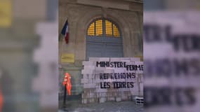 Des activistes ont érigé un mur devant le ministère de l'Écologie.