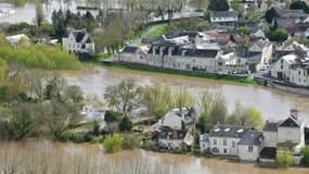 Vue des crues à Chinon, en Indre-et-Loire, le 31 mars 2024