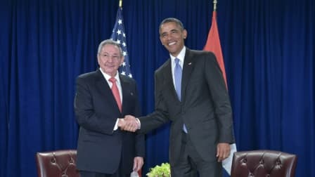 Le président des Etats-Unis Barack Obama et son homologue cubain Raul Castro se serrent la main lors d'une rencontre bilatérale en marge de l'assemblée générale des Nations Unies, à New York, le 29 septembre 2015