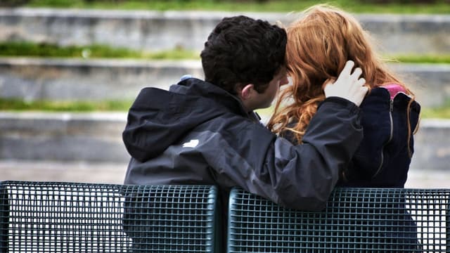 Les adolescents sont plus romantiques que ne le pensent leurs parents, selon une étude pour la Fondation Pfizer (photo d'illustration).