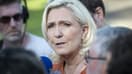 La présidente du groupe parlementaire du RN à l'Assemblée nationale Marine Le Pen s'adresse à des journalistes à Nouméa, en Nouvelle-Calédonie, le 28 mai 2025