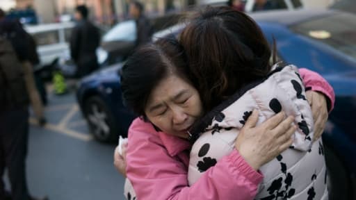 Des proches des victimes du MH370 à la sortie du Tribunal des affaires ferroviaires le 7 mars 2016 à Pékin