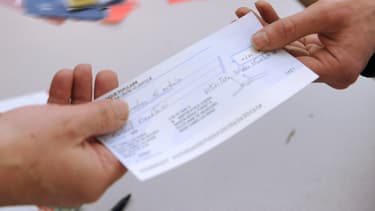 Tant que sa renonciation n'est pas précisément formalisée, l'ancien patron doit indemniser son ancien salarié pour les restrictions qu'il lui impose dans sa liberté de travailler.