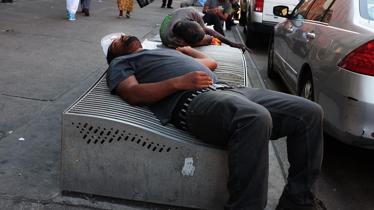Des hommes dorment dans la rue à Harlem (New York), le 5 août 2015 après des prises de cannabis synthétiques qui induisent un effet zombie Des hommes dorment dans la rue à Harlem (New York), le 5 août 2015 après des prises de cannabis synthétiques qui induisent un effet zombie