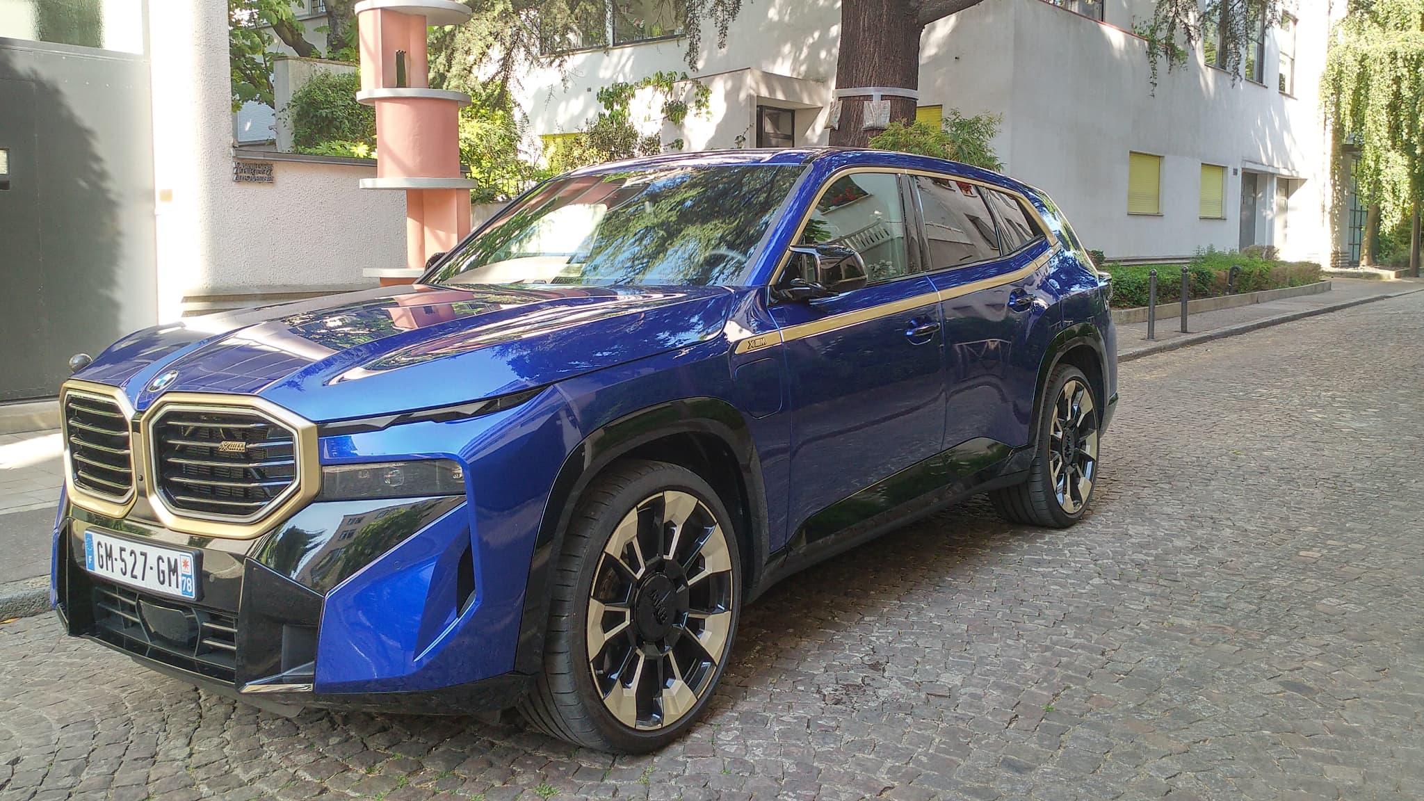 Avec 653 chevaux, le XM est tout simplement le modèle le plus puissant de la gamme BMW et peut dépasser les 700 chevaux avec le pack Red Labl à 735 chevaux.
