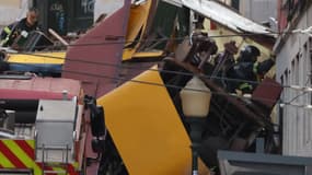 La police et les pompiers interviennent sur le site d'un accident de funiculaire à Lisbonne, le 3 septembre 2025. 