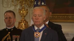 Joe Biden recevant la "Medal of Freedom" des mains de Barack Obama.