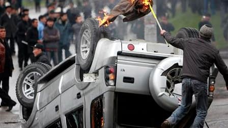 Lors des heurts entre manifestants anti-gouvernement et policiers anti-émeutes mercredi à Bichkek. La dirigeante de l'opposition kirghize, Roza Otounbaïeva, annonce que son gouvernement autoproclamé contrôle presque la totalité du pays après que le présid