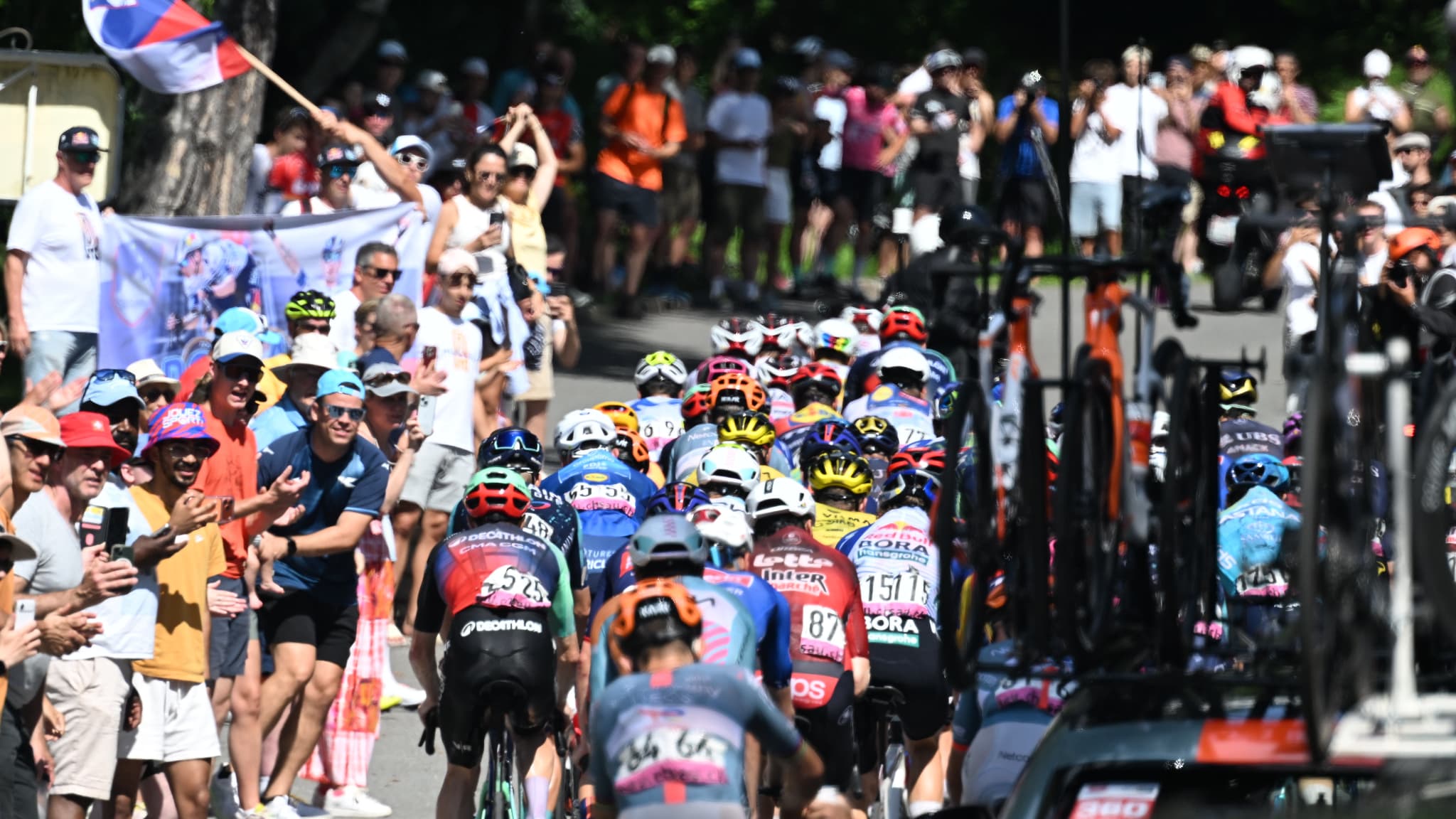 Un maillot bleu-blanc-rouge sous 38°: comment les championnats de France de cyclisme affrontent la canicule