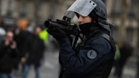 Un agent des forces de l'ordre armé d'un LBD lors de la manifestation de gilets jaunes Place de la Bastille à Paris, le 26 janvier 2019