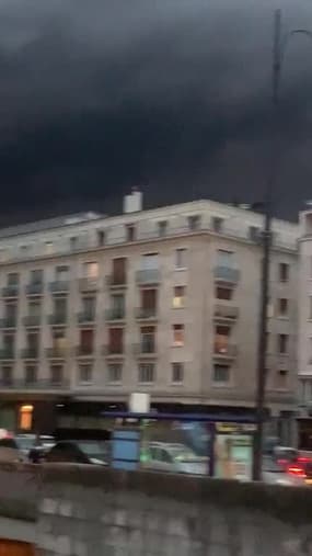 Les fumées noires de l'incendie d'une usine classée Seveso se répandent dans le ciel de Rouen - Témoins BFMTV