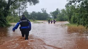 Deux gendarmes et deux civils en train de porter secours à une sexagénaire piégée par les eaux à Vidauban (Var), le mardi 20 mai 2025.