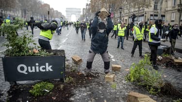Des manifestants sur les Champs-Elysées, le 24 novembre 2018.
