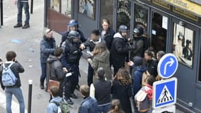 Un groupe de manifestants en pleine interpellation avec les forces de l'ordre, ainsi qu'Alexandre Benalla et Vincent Crase place de la Contrescarpe à Paris, le 1er mai 2018.