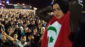 Une femme portant le drapeau de la région marocaine du Rif manifeste, le 30 octobre, à Al-Hoceima, où est mort le marchand de poisson. 