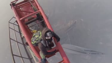 L'ascension de la Shanghai Tower par deux jeunes Russes, le 31 janvier 2014.