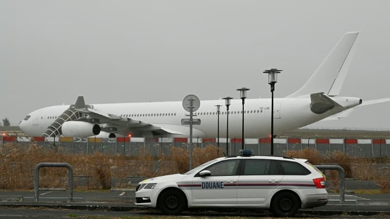 Un véhicule des douanes devant l'avion immobilisé à l'aéroport de Vatry (Marne) sur des soupçons de traite d'être humains, le 25 décembre 2023