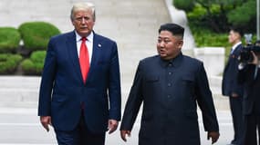 Donald Trump et Kim Jong Un traversent la ligne de démarcation entre la Corée du Nord et la Corée du Sud, le 30 juin 2019