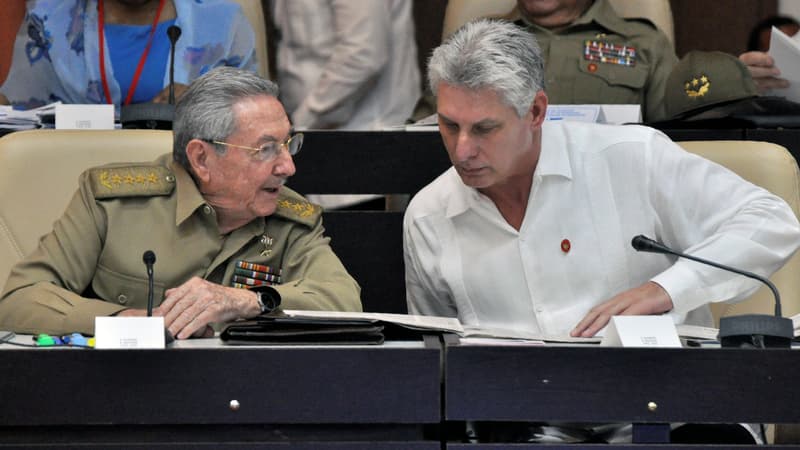 Raul Castro (à gauche), avec son probable successeur Miguel Diaz-Canel, en juillet 2017.