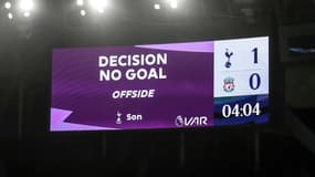 Un tableau d'affichage annonçant un but refusé pour hors-jeu après intervention de la VAR, à Tottenham le 28 janvier 2021