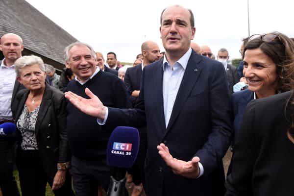 Jean Castex, accompagné par François Bayrou, parle aux médias le 26 septembre 2021 lors de l'université de rentrée du MoDem à Guidel, dans le Morbihan.