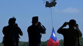 Un hélicoptère CH-47 faisant flotter le drapeau de Taïwan à la base militaire de Taoyuan, le 28 septembre 2021. PHOTO D'ILLUSTRATION