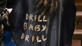 L'élue américaine Lauren Boebert arbore un châle en soutien à la poursuite des forages pétroliers aux Etats-Unis, au Congrès américian, le 1er mars 2022.