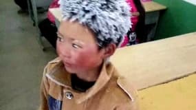 La photo de cet enfant aux cheveux gelés devient virale, il se fait virer de son école