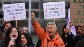 Des manifestantes féministes se sont réunies devant le tribunal de Paris au premier jour du procès de Gérard Depardieu, ce lundi 24 mars 2025.