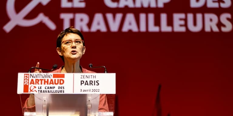 Nathalie Arthaud lors d'un meeting au Zénith à Paris le 3 avril 2022