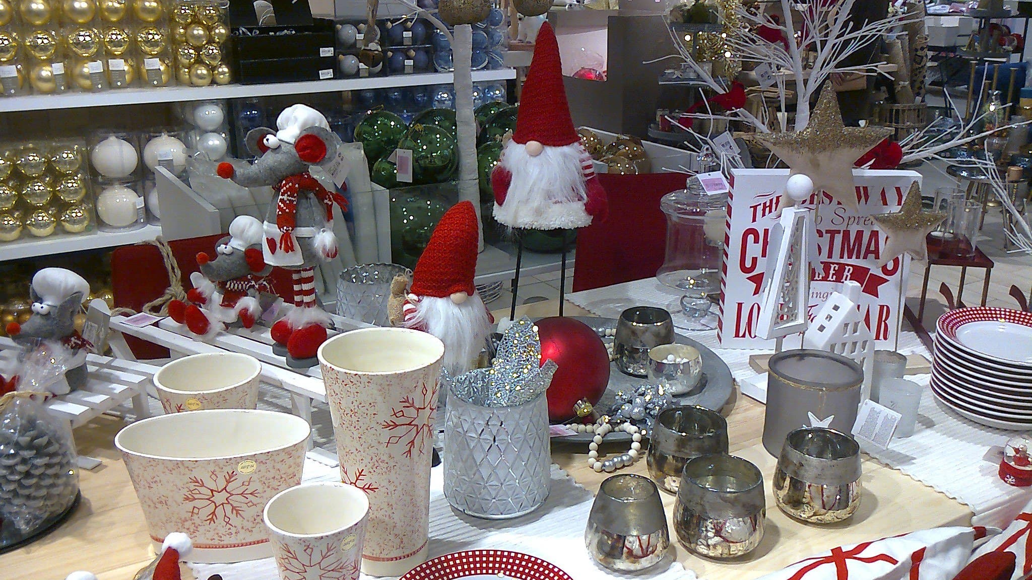 Les décorations de Noël ont déjà envahi les rayons de certaines enseignes, déjà au mois d'octobre. Les décorations de Noël ont déjà envahi les rayons de certaines enseignes, déjà au mois d'octobre.