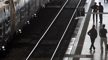La SNCF a annoncé une forte baisse mercredi de la participation aux grèves contre la réforme des retraites mais la tendance des assemblées générales de cheminots était partout à la reconduite du mouvement. /Photo prise le 12 octobre 2010/REUTERS/Régis Duv