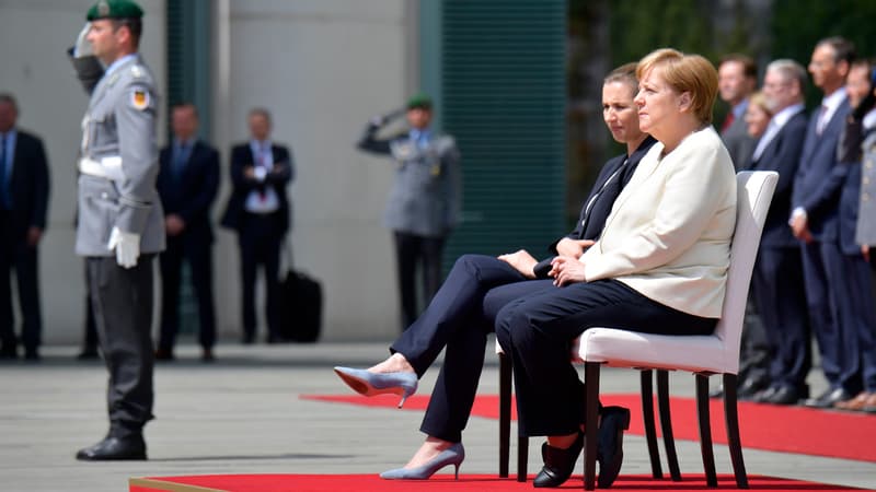 Angela Merkel et la Première ministre danoise Mette Frederiksen assises pour les hymnes