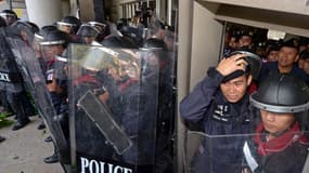 Des policiers face à des manifestants, à Bangkok le 25 décembre.