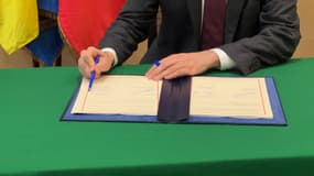 Jean Noël Barrot, ministre de l'Europe et des Affaires étrangères, signant la convention Mageteaux le lundi 2 juin à la préfecture du Nord à Lille.