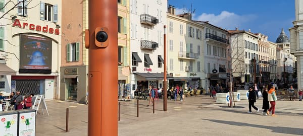 Des nouvelles caméras de vidéosurveillance à Cannes autour de la fontaine de Lord Brougham, intégrées dans le mobilier urbain, en février 2023.