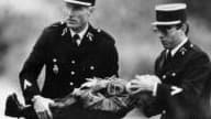 En novembre 1987, des gendarmes portent un mannequin lors d'une reconstitution de l'assassinat du petit Grégory.
