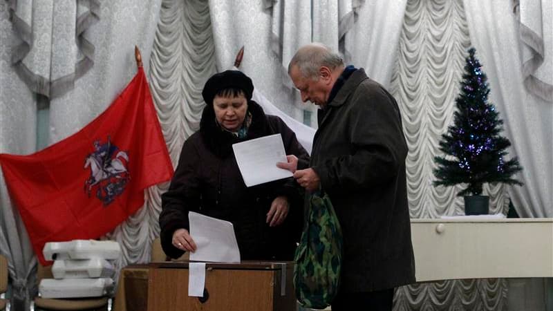 Dans un bureau de vote à Moscou. Russie Unie, le parti de Vladimir Poutine, pourrait voir sa confortable majorité parlementaire se réduire à l'issue des législatives de ce dimanche. Si le Premier ministre, aux affaires depuis 12 ans et qui briguera le 4 m