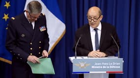 Jean-Yves Le Drian, le ministre de la Défense, et à sa droite l'amiral Edouard Guillaud, le chef d'état-major des armées.