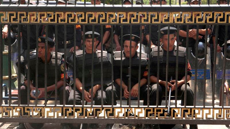 Policiers anti-émeute devant le Parlement au Caire. L'Assemblée du peuple, la chambre basse du parlement égyptien dissoute le mois dernier par l'armée sur décision de justice, s'est réunie mardi matin, laissant présager un regain de tension entre le Conse
