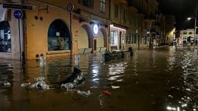 Une rue de Saint-Tropez après les fortes averses dans le Var, le 26 octobre 2024