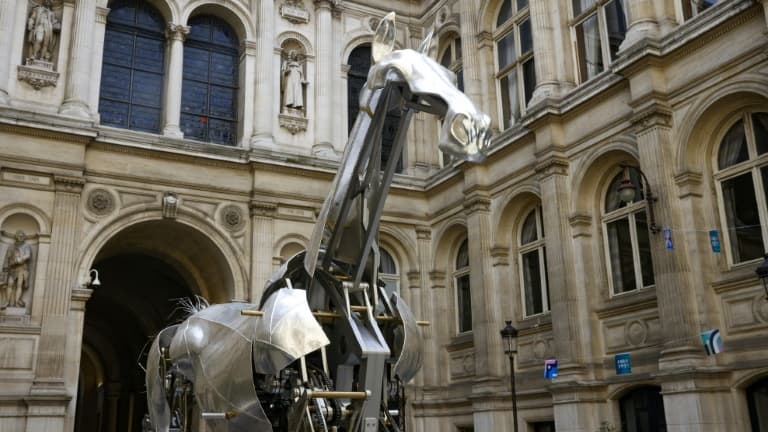 Zeus, le cheval en métal de la cérémonie d'ouverture des Jeux Olympiques de Paris 2024, exposé dans la cour de l'Hôtel de Ville, le 29 août 2024 à Paris