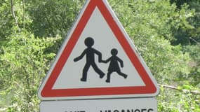 Un panneau aux abords d'un centre de colonie de vacances (illustration)