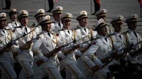 Des gardes d'honneur paradent lors de la cérémonie d'accueil pour le Premier ministre russe Medvedev et le Premier ministre chinois Li Keqiang, à Pékin le 1er novembre 2017. 