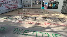 Des tags contre la venue de Yaël Braun-Pivet ont été réalisés dans la nuit du 7 au 8 novembre 2024 sur la façade de l'université Lyon 3 