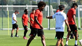 Christophe Galtier échange avec Dante à l'entraînement