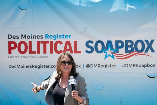 Marianne Williamson, candidate à l'élection présidentielle de 2024, s'exprime lors de la tribune politique du Des Moines Register à la Foire de l'État de l'Iowa à Des Moines, Iowa, le 12 août 2023.